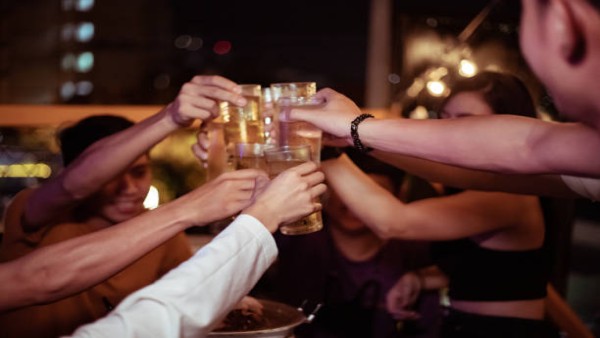 Ilustrasi berbagai jenis minuman beralkohol yang ditampilkan sebagai simbol gaya hidup sosial modern, namun kini dikaitkan dengan peningkatan risiko kanker menurut penelitian terbaru.