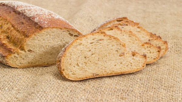 Ilustrasi roti sprouted bread dan whole grain sourdough yang menjadi rekomendasi ahli gizi untuk pola makan sehat dan awet muda.