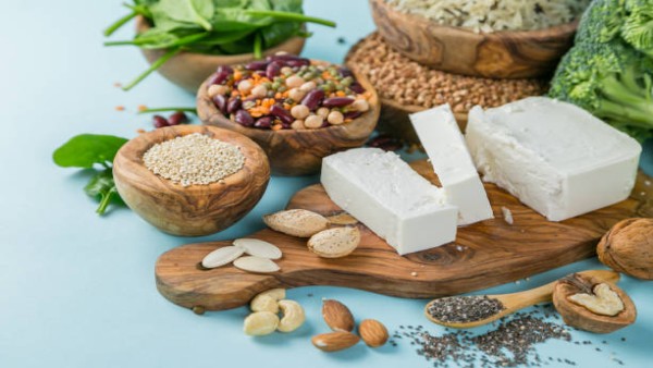 Almond, tahu, dan biji chia menjadi beberapa sumber kalsium tinggi yang dapat menjadi alternatif susu untuk menjaga kesehatan tulang dan tubuh.