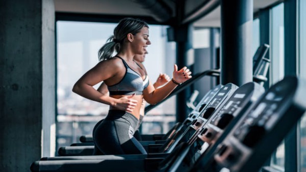 Ilustrasi berbagai produk dan tren fitness modern yang populer di kalangan masyarakat, namun belum tentu memberikan hasil sesuai klaim yang dijanjikan.