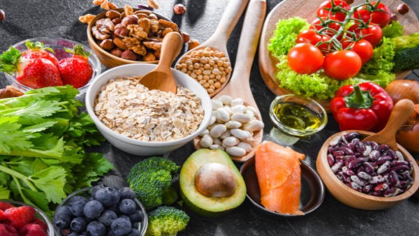 Berbagai makanan kaya serat seperti oatmeal, alpukat, kacang-kacangan, buah beri, dan sayuran hijau yang mendukung kesehatan jantung.