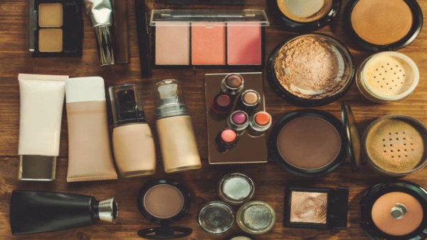 Ilustrasi berbagai produk makeup dan skincare yang memiliki masa kedaluwarsa berbeda dan perlu diperhatikan penggunaannya.