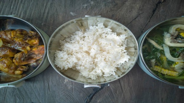 Ilustrasi nasi putih dan makanan sisa yang disimpan di dalam wadah sebelum dipanaskan kembali.