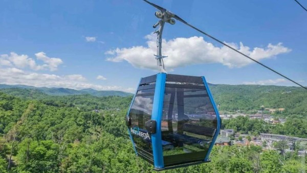 Gondola kaca Crystal Express di Anakeesta, Tennessee, yang menawarkan pengalaman melayang di atas Great Smoky Mountains dengan lantai dan dinding transparan.