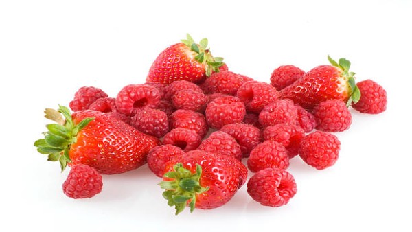 Ilustrasi stroberi dan raspberry segar yang kaya serat, vitamin C, dan antioksidan untuk mendukung kesehatan jantung.