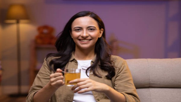 Menikmati teh herbal pada malam hari menjadi salah satu cara sederhana untuk membantu menjaga kesehatan usus dan memperbaiki sistem pencernaan.