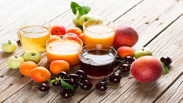 Aneka buah segar seperti apel, beri, ceri, dan buah kering yang kaya antioksidan dan nutrisi penting untuk mendukung kesehatan tubuh.