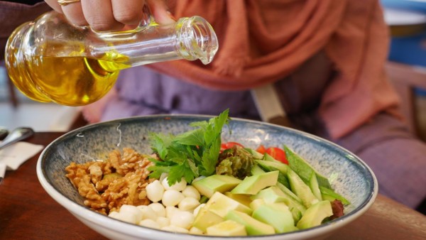 Ilustrasi hidangan khas diet Mediterania yang terdiri dari sayuran segar, minyak zaitun, ikan, biji-bijian utuh, dan kacang-kacangan sebagai pola makan sehat untuk menunjang kesehatan tubuh.