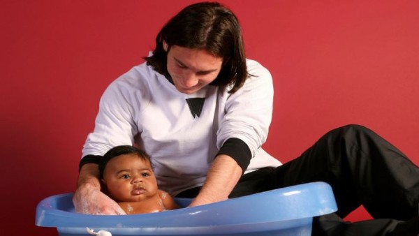 Foto Lionel Messi memandikan bayi Lamine Yamal dalam sesi pemotretan amal UNICEF di Camp Nou pada 2007 yang kembali viral menjelang pertemuan keduanya di final Piala Dunia.