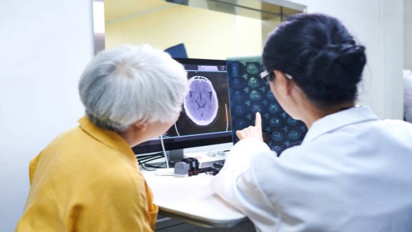 Ilustrasi hasil pemindaian otak. Penelitian terbaru menemukan suplemen minyak ikan omega-3 mencapai otak, tetapi belum terbukti meningkatkan fungsi kognitif atau mencegah Alzheimer.
