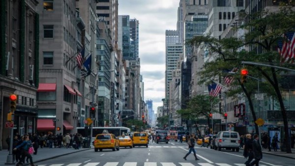 Suasana kawasan kota di Amerika Serikat. Faktor lingkungan, layanan kesehatan, dan kondisi sosial ekonomi dapat memengaruhi usia harapan hidup masyarakat.