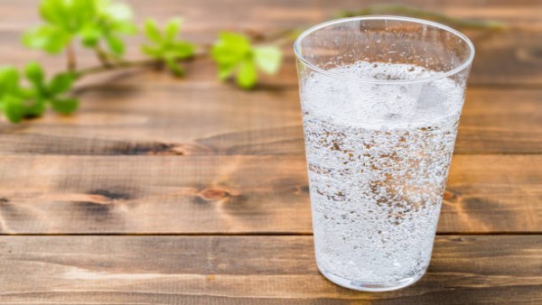 Ilustrasi segelas sparkling water dengan gelembung karbonasi yang disebut berpotensi membantu program penurunan berat badan jika dikonsumsi sebagai bagian dari pola hidup sehat.
