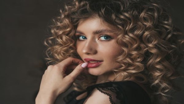 Ilustrasi model rambut keriting. Potongan layer, shag, bob, hingga pixie menjadi tren yang mampu membuat rambut keriting tampil lebih bervolume dan modern.